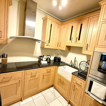 Cozy 1 Bed Garden Flat In The New Town Centre *