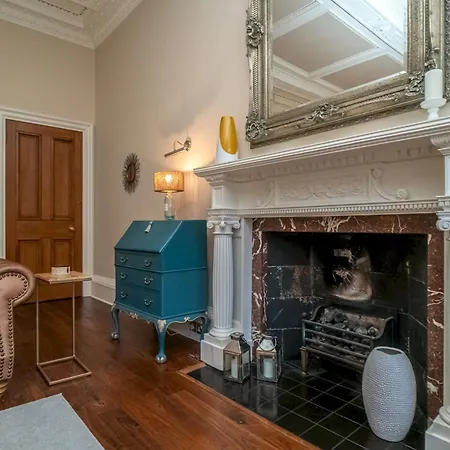 Georgian Elegance With Patio Garden West End - Pass The Keys דירה אדינבורו