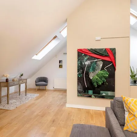 Chic 3-bedroom 2-storey House Near Centre With Free Parking 아파트 *