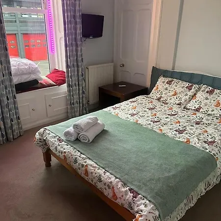 Charming Flat For Couples & Families דירה *