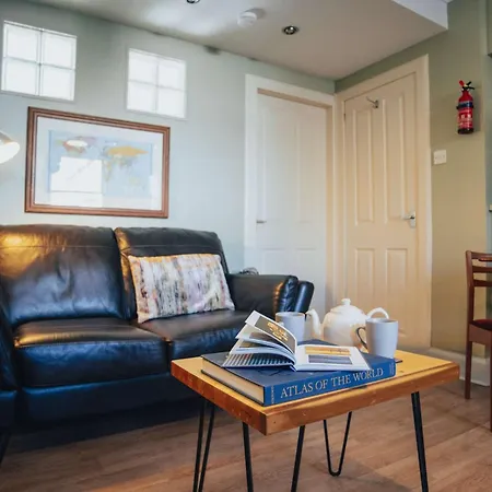 Snug 1 Bed In Edinburgh's Juniper