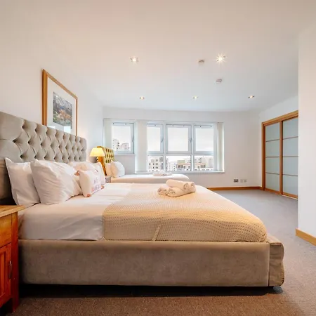 Weston's Penthouse Sleep 10, 8 Beds Free Parking Lejlighed *
