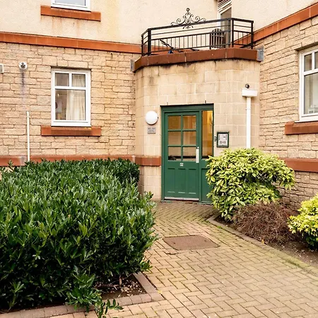 Stylish 2-bed Flat With Balcony Near Haymarket - Pass The Keys * Edimburgo