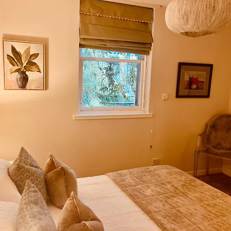 דירה Castle View Retreat