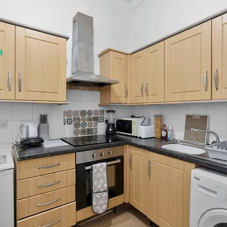 Bright 2 Bedroom Flat On Leith Walk Apartment