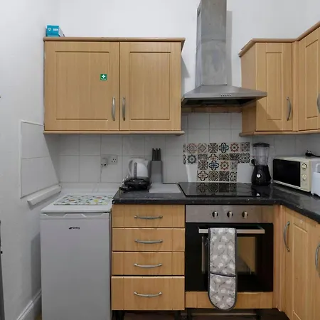 Bright 2 Bedroom Flat On Leith Walk *