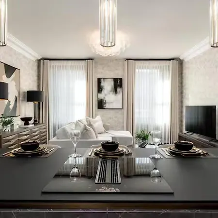 Near Transport - Hot Tub - Fireplace - Sleeps 2 דירה