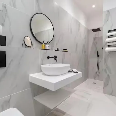 Family Small Group - Parking - Wifi - Sleeps 6 *