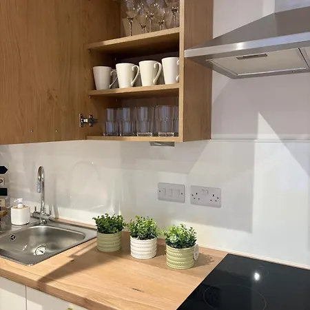 7 Min From Airport 2 Bedroom אדינבורו