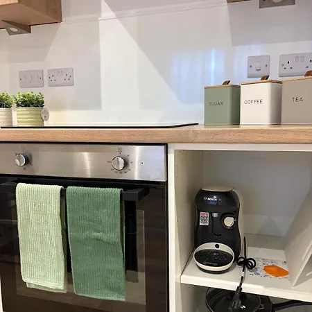 7 Min From Airport 2 Bedroom דירה *