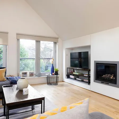 Chic 3-bedroom 2-storey House Near Centre With Free Parking 에든버러