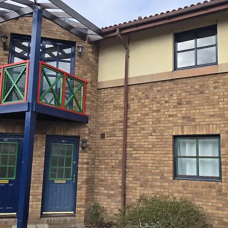 Fettes - Homely 2bd In Quiet Development Daire