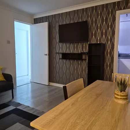 Cozy 2Bdr Apartment Close To Edinburgh City Free Parking Fast Wi-Fi דירה אדינבורו