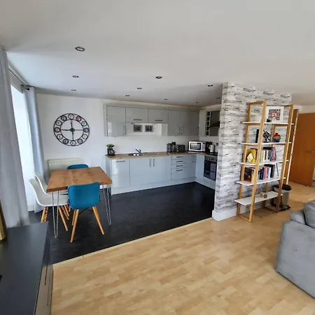 Spacious, Sunny Leith Apartment Edinburgh