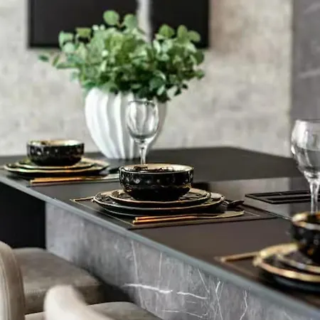 Near Transport - Hot Tub - Fireplace - Sleeps 2 דירה