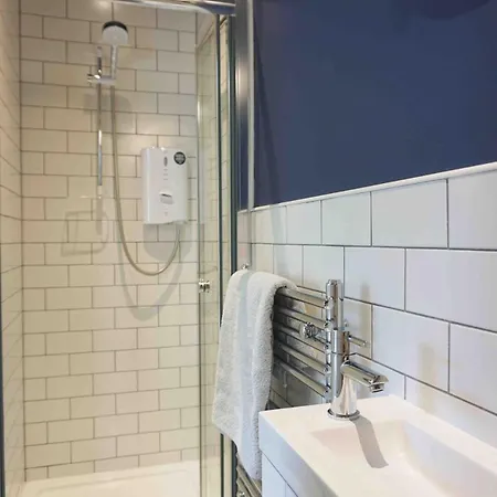 Fully Licensed In Peaceful Neighbourhood Apartment *