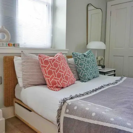 Apartment Fully Licensed In Peaceful Neighbourhood