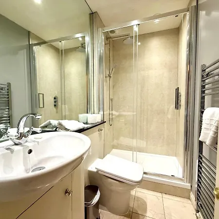 Cozy 1 Bed Garden Flat In The New Town Centre 公寓