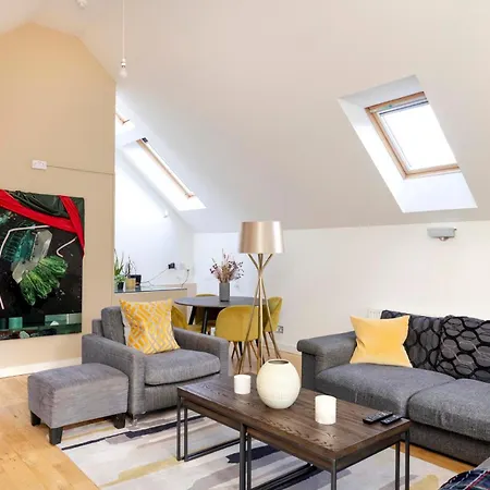 Chic 3-bedroom 2-storey House Near Centre With Free Parking 아파트 *