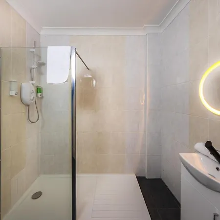 Lovely By Calton Hill 아파트