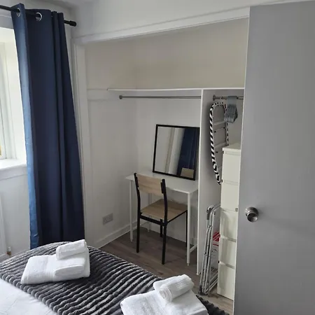 Bright 2 Bedroom Apartment, Close To Uni, Free Parking, Fast Wi-fi 公寓 *