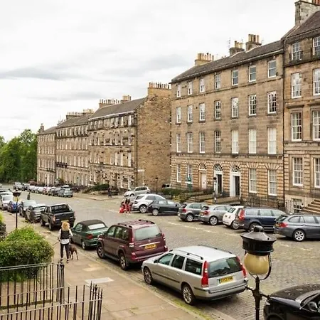 Cozy 1 Bed Garden Flat In The New Town Centre *