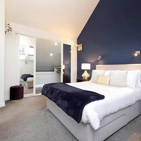 Chic 3-bedroom 2-storey House Near Centre With Free Parking Apartment