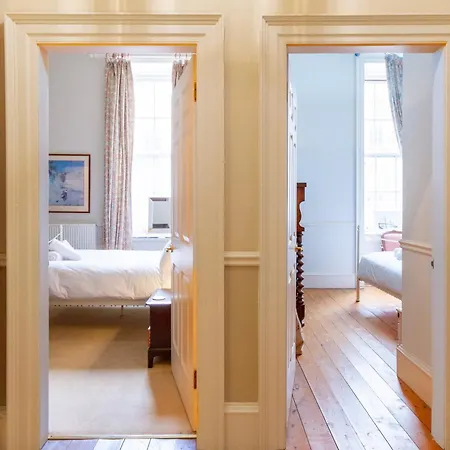 Regal 2bd Georgian Flat In The Heart Of דירה