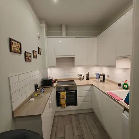 Charming Flat For Couples & Families דירה