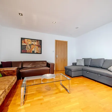 Apartment Weston's Penthouse Sleep 11, 8 Beds Free Parking Edinburgh