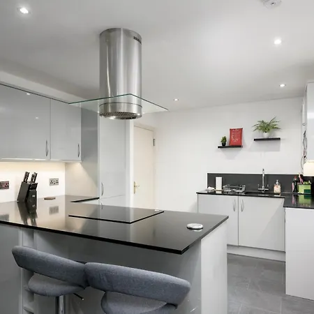 Stylish 2-bed Flat With Balcony Near Haymarket - Pass The Keys * Edimburgo
