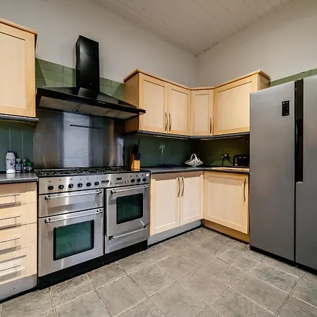 Percys Place Sleep 10, 15 Minute To Centre Free Parking Apartment