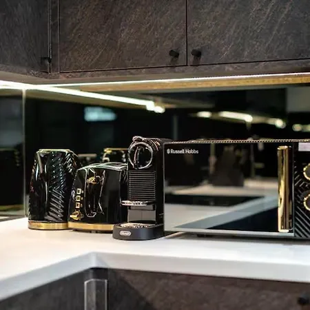 Near Transport - Fireplace - Wifi - Sleeps 2 *