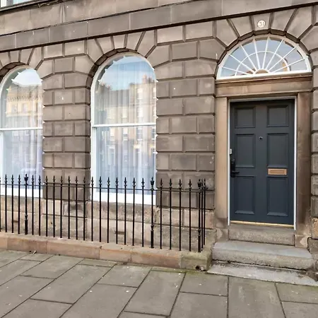 Family Small Group - Parking - Wifi - Sleeps 6 דירה *