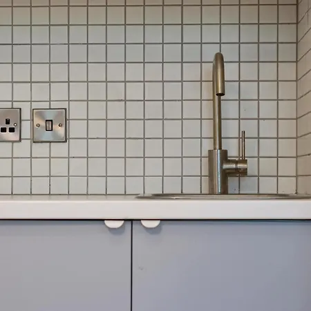 Fully Licensed In Peaceful Neighbourhood *