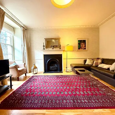 Cozy 1 Bed Garden Flat In The New Town Centre