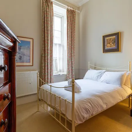 Regal 2bd Georgian Flat In The Heart Of דירה *