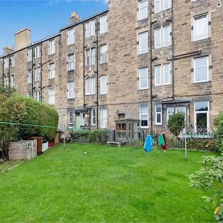 Charming Flat For Couples & Families דירה *