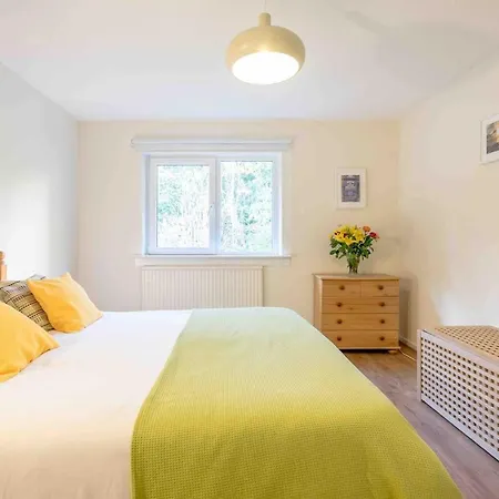 Tranquil 2 Bed Flat, Free Parking, Near Murrayfield & Centre Edinburgh
