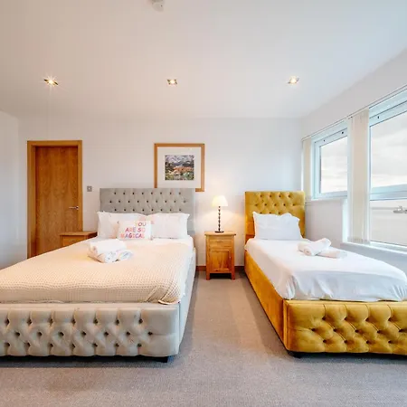 Weston's Penthouse Sleep 11, 8 Beds Free Parking