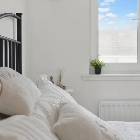 Apartment Cozy 2br With Car Parking *