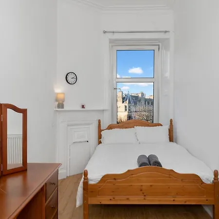 Bright 2 Bedroom Flat On Leith Walk