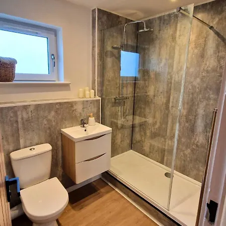 7 Min From Airport 2 Bedroom דירה