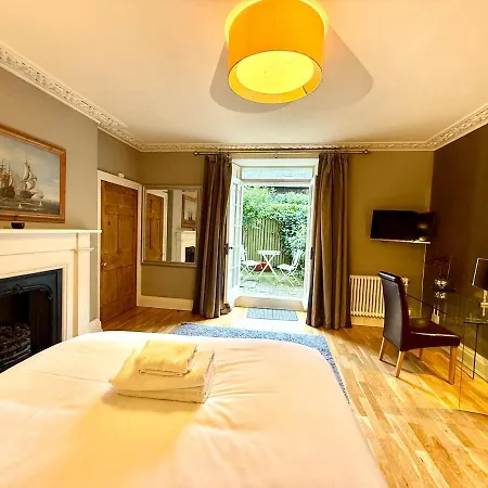 Cozy 1 Bed Garden Flat In The New Town Centre דירה