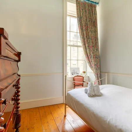 Regal 2bd Georgian Flat In The Heart Of דירה