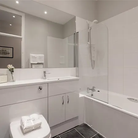 Grassmarket Modern Two Bedroom *