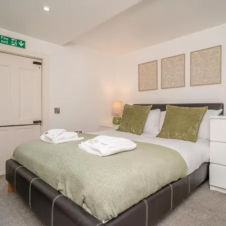 Georgian Elegance With Patio Garden West End - Pass The Keys Apartment