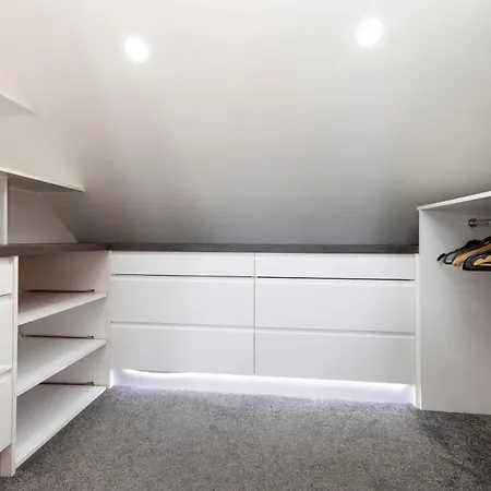 Chic 3-bedroom 2-storey House Near Centre With Free Parking Apartment *