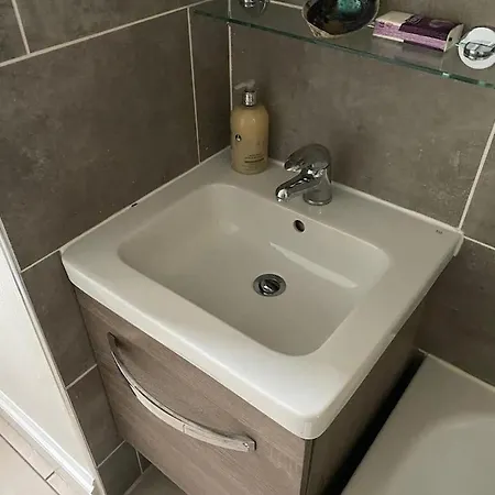 Charming Flat For Couples & Families אדינבורו