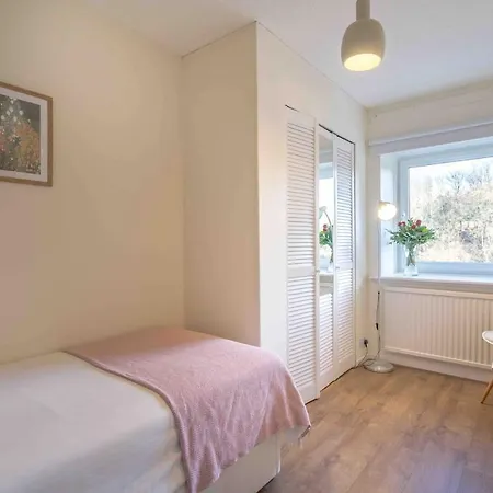 Tranquil 2 Bed Flat, Free Parking, Near Murrayfield & Centre Edinburgh